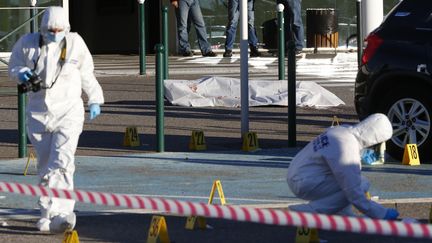 Des hommes de la police scientifique relèvent toutes les traces après l'assassinat d'Antoine Quilichini, dit "Tony le Boucher", vers l'aéroport de Bastia (Corse), le 5 décembre 2017. (PASCAL POCHARD-CASABIANCA / AFP)