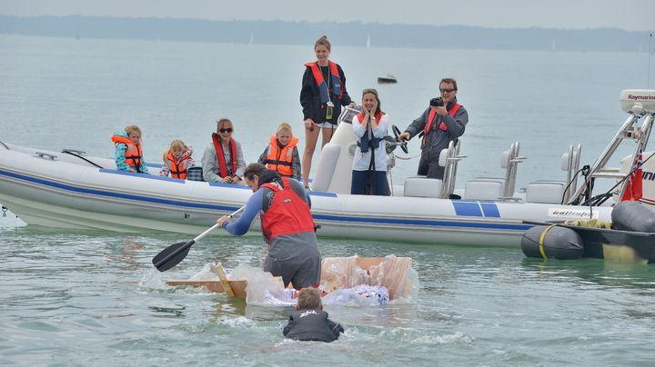 Des secouristes rep&ecirc;chent les deux Britanniques qui ont tent&eacute; de naviguer sur un bateau de glace &agrave; Gosport (Royaume-Uni), le 1er juin 2014. (SOLENT NEWS/SIPA)