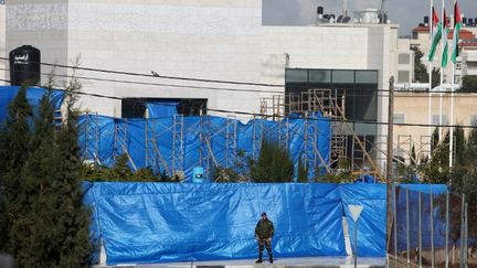 C'est &agrave; l'abri de ces b&acirc;ches dispos&eacute;es autour du mausol&eacute;e de Yasser Arafat&nbsp;que s'est d&eacute;roul&eacute;e l'exhumation,&nbsp;le 27 novembre 2012 &agrave; Ramallah (Cisjordanie). (ABBAS MOMANI / AFP)