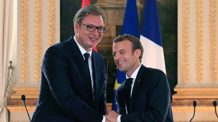 Le président serbe Aleksandar Vuvic avec le chef de l'Etat français, le 17 juillet 2018 à Paris. (GONZALO FUENTES / POOL / AFP)