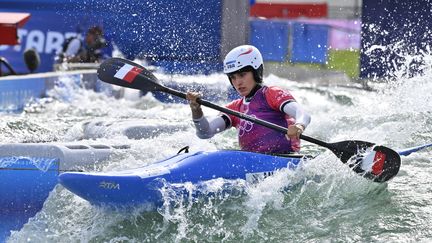 Angele Hug en séries du kayak cross des Jeux olympiques de Paris 2024, le 4 août 2024. (GROSCLAUDE ALAIN / AFP)