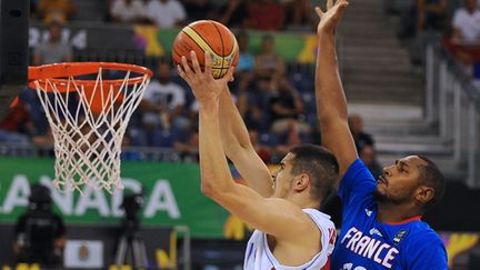 Boris Diaw au contre sur le Serbe Nikola Kalinic (JORGE GUERRERO / AFP)