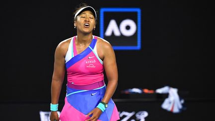 La Japonaise Naomi Osaka, en souffrance contre l'Américaine Amanda Anisimova, lors du troisième tour de l'Open d'Australie le 21 janvier 2022. (WILLIAM WEST / AFP)