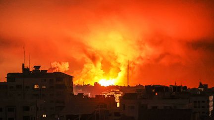 Des frappes aériennes israéliennes touchent la bande de Gaza, le 27 octobre 2023. (ALI JADALLAH / ANADOLU / AFP)