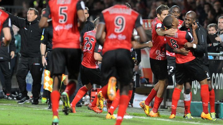 Les Guingampais exultent apr&egrave;s le superbe but de Claudio Beauvue contre Ajaccio, samedi 26 octobre 2013 au stade du Roudourou. (FRED TANNEAU / AFP)