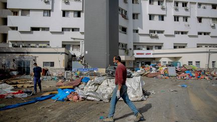 Les Palestiniens découvrent les dégâts autour de l'hôpital Al-Chifa à Gaza, après une offensive israélienne, le 26 novembre 2023. (OMAR EL-QATTAA / AFP)