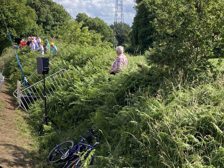 Au milieu des&nbsp;herbes, les spectateurs prennent un peu de hauteur le long du Mûr-de-Bretagne, le 27 juin 2021. (AH)