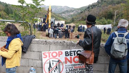 Des manifestants sur le chantier de la basilique Notre-Dame des neiges à Saint Pierre de Colombier le 16 octobre 2023. (STÉPHANE MARC / MAXPPP)