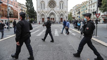 Des gendarmes autour de la basilique Notre-Dame de l'Assomption à Nice (Alpes-Maritimes), le 31 octobre 2020, deux jours après&nbsp;l'attentat.&nbsp; (VALERY HACHE / AFP)