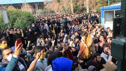 Des étudiants iraniens manifestent devant l'université de Téhéran contre les problèmes économiques dans le pays, le 30 décembre 2017. (STR / AFP)