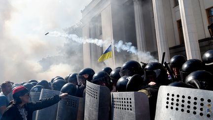 Devant le Parlement ukrainien, le 31 ao&ucirc;t 2015 &agrave; Kiev. (SERGEI SUPINSKY / AFP)