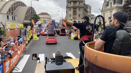 La caravane se lance sous la grisaille avant le départ de l'étape Reims-Epernay, le 26 juillet 2022. (Adrien Hémard-Dohain / Franceinfo: sport)