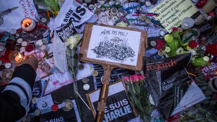 Des messages d'hommage à Charlie Hebdo, le 13 janvier 2015, sur la place de la&nbsp;République à Paris. (MICHAEL BUNEL / NURPHOTO)