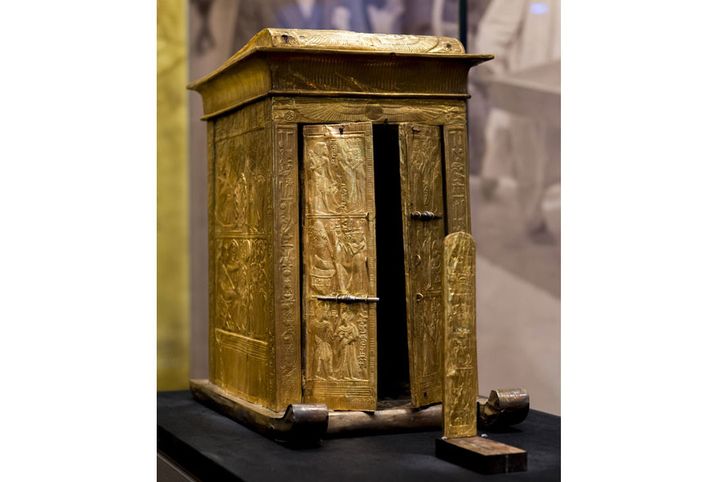 Naos en bois doré du tombeau de Toutânkhamon, exposé à la Grande Halle de la Villette
 (photo Vincent Nageotte)