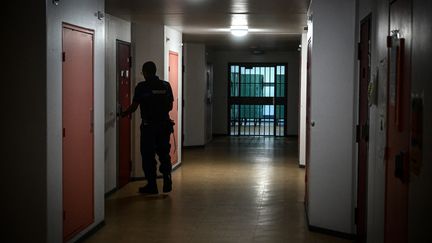 Un surveillant de prison dans un couloir de la prison de Villefranche-sur-Saône (Rhône), en juillet 2024. (OLIVIER CHASSIGNOLE / AFP)