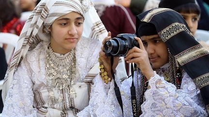 La tenue des femmes composée de cinq pièces s'appelle le "grand costume". En soie, de couleur or ou tissé de fils d’argent, il peut aussi être brodé de perles. (MAHMUD TURKIA / AFP)