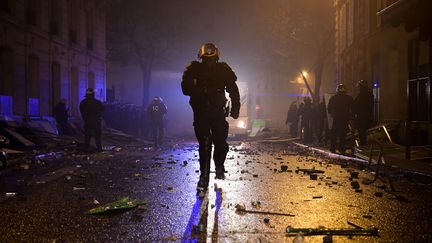 Des policiers interviennent sur les lieux d'un rassemblement des "gilets jaunes" à Paris, le 1er décembre 2018. (LUCAS BARIOULET / AFP)