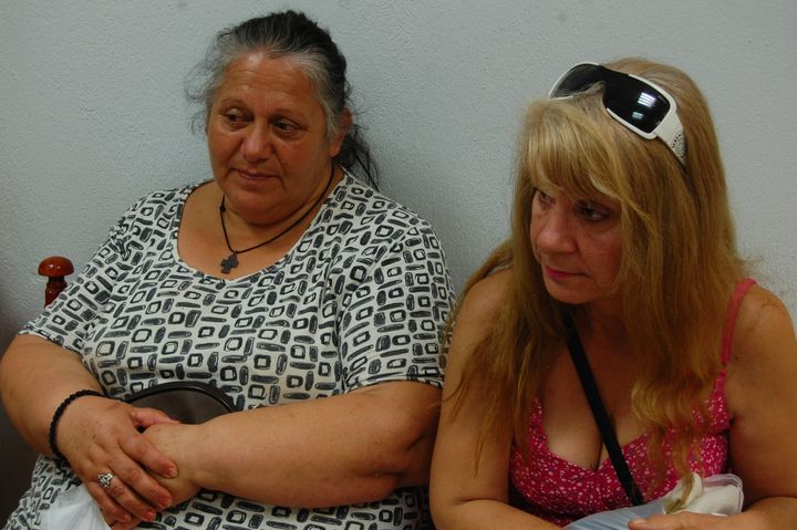 Maria (52 ans, &agrave; gauche) et Katerina (50 ans, &agrave; droite) sont venues chercher des m&eacute;dicaments au centre M&eacute;decins du monde de Perama, le 12 juin 2012. (ON)