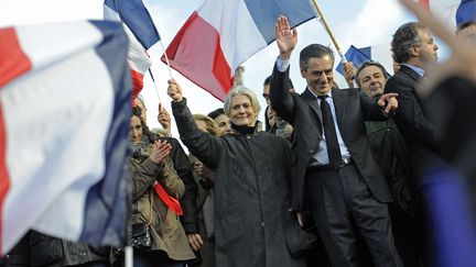 MARS.&nbsp;Le candidat à la présidentielle des Républicains, François Fillon, et son épouse Penelope Fillon, le 5 mars 2017&nbsp;sur l'esplanade du Trocadéro, à Paris. (SARAH ALCALAY/SIPA)