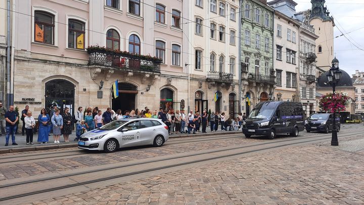 Le personnel de la mairie participe tous les jours à l’hommage aux « héros » de l’Ukraine (Hajera Mohammad)