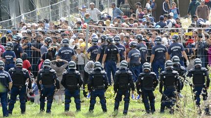 &nbsp; (Face à face dans le camp Röszke en Hongrie © REUTERS)