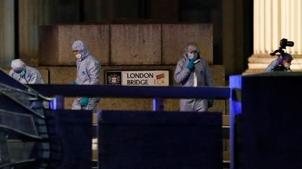 Des membres de la police scientifique britannique près du London Bridge, à Londres, le 29 novembre 2019. (PETER NICHOLLS / REUTERS)