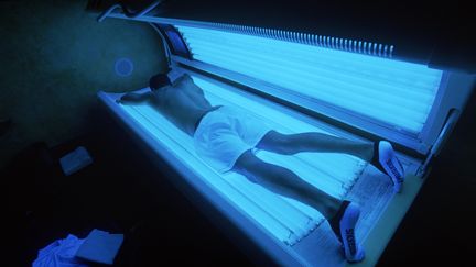 Le S&eacute;nat veut &eacute;viter "un scandale sanitaire" en interdisant les cabines de bronzage. (DONALD MIRALLE / GETTY IMAGES)