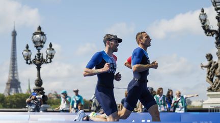 Thibaut Rigaudeau et son guide Cyril Viennot foncent vers la médaille d'argent en paratriathlon, catégorie PTVI. La France montera également sur la troisième marche du podium de cette épreuve, grâce à Antoine Perel, accompagné de son guide Yohan Le Berre. (STEPHANE ALLAMAN / SIPA)