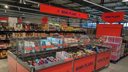 Un rayon en promotion "bons plans" dans un supermarché hard-discount Aldi à Beaumont (Puy-de-Dôme), le 3 novembre 2022. (EVAN LEBASTARD / RADIOFRANCE)