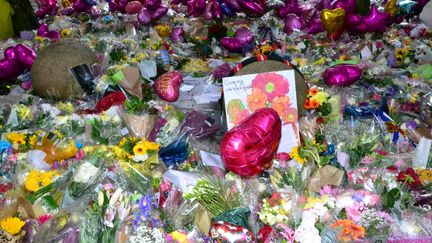 Des fleurs ont été déposées devant la Manchester Arena, après l'attaque survenue en mai devant la salle de concert, à l'occasion d'un hommage, le&nbsp;6 juin 2017.&nbsp; (TERRY WALLER / CROWDSPARK / AFP)