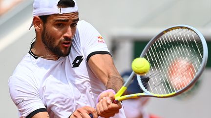 Matteo Berrettini&nbsp;lors de son troisième tour à Roland-Garros, le 3 juin 2021.&nbsp; (CHRISTOPHE ARCHAMBAULT / AFP)