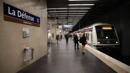 Une rame du RER A à la station La Défense-Grande Arche (Hauts-de-Seine), le 30 novembre 2017. (MAXPPP)