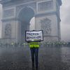 Des "gilets jaunes" manifestent à Paris, le 1er décembre 2018. (MAXPPP)