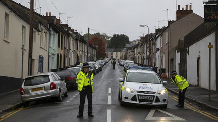 Des policiers à Newport (Royaume-Uni) le 20 septembre 2017, poursuivant l'enquête sur l'attentat dans le métro de Londres&nbsp;qui a eu lieu le 15 septembre.&nbsp; (GEOFF CADDICK / AFP)