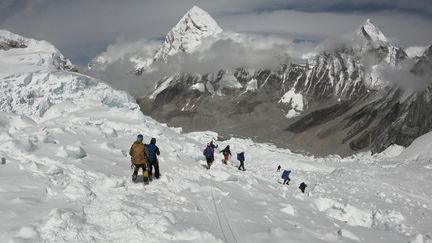 Des alpinistes effectuant l'ascension du mont Everest, le 29 avril 2018. (PHUNJO LAMA / AFP)