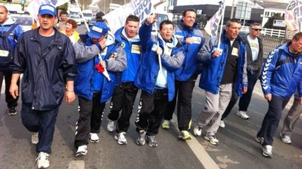 Des ouvriers ArcelorMittal du site de Florange (Moselle) sur la route, le 5 avril 2012. (YVES JUNQUA / FRANCE 2)