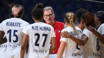 Olivier Krumbholz&nbsp;et ses joueuses lors du dernier match de poule face au Brésil, le 2 août 2021, à Tokyo.&nbsp; (FRANCK FIFE / AFP)