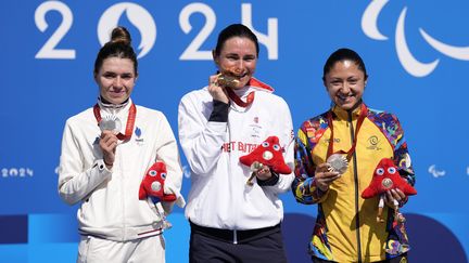 A gauche, Heïdi Gaugain a cette fois l'argent crispé. La Française a signé, vendredi 6 septembre, une superbe course sur route en catégorie C4-5, avant de s'incliner au sprint face à la Britannique Sarah Storey, qui l'avait déjà devancée sur le contre-la-montre. (ANDREW MATTHEWS / MAXPPP)