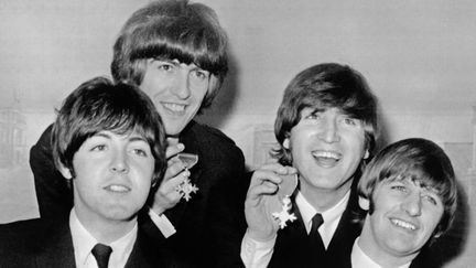 Les Beatles le 26 octobre 1965 à Londres, le jour où ils ont reçu leur MBE, leur médaille de l'Empire britannique.
 (Peter Skingley / Upi / AFP)