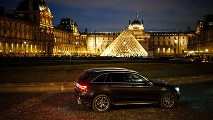 Dimanche 4 février, les Parisiens ont voté à 54 % "pour un tarif spécifique pour le stationnement" des véhicules lourds de type SUV ( photo d'illustration, le 1er février 2024) (DIMITAR DILKOFF / AFP)