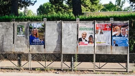 Des affiches de candidats aux élections législatives, à Montpellier (Hérault), le 26 juin 2024. (ADRIEN FILLON / HANS LUCAS / AFP)