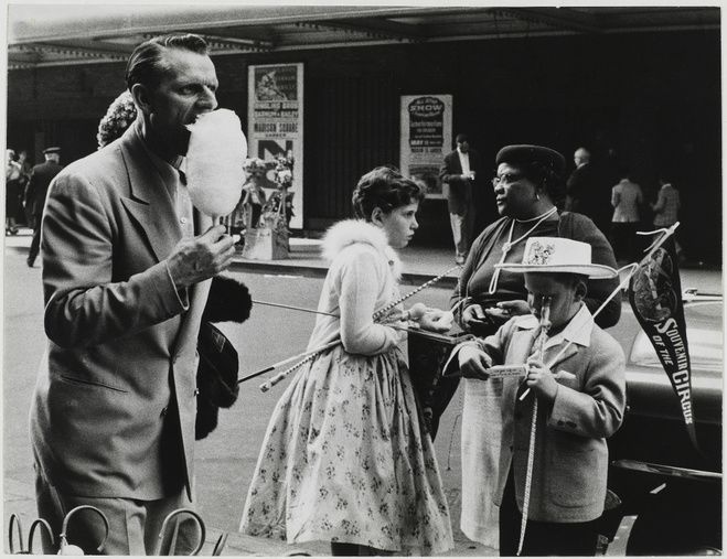 SABINE WEISS /&nbsp;New York, Etats-Unis, 1955 / épreuve gélatino-argentique / 23,3 x 30,3 cm / Collection Centre Pompidou, Paris (© Centre Pompidou, MNAM-CCI/Philippe Migeat/ Dist. RMN-GP © Sabine Weiss)