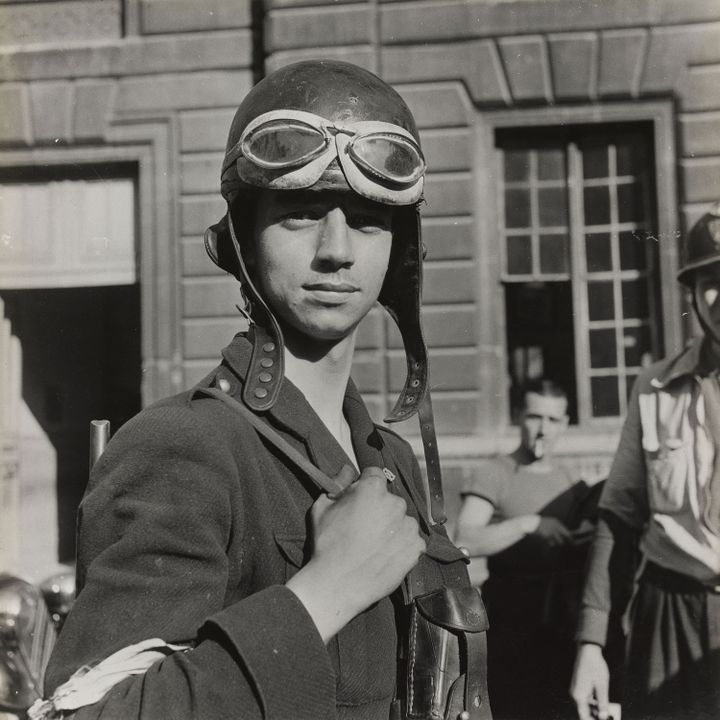 Jean Séeberger, "Libération de Paris - 22 ou 23 août 1944 - Portrait du F.F.I. Michel Aubry dans la préfecture de Police, cour du 19 août 1944 (anciennement cour Chiappe), 4e arrondissement".
 (Photographie originale : Jean Séeberger © Photo Séeberger Frères - Reproduction © Musée Carnavalet / Parisienne de photographie)