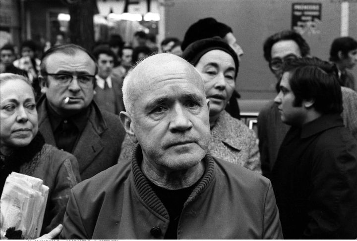 L'écrivain, poète et dramaturge Jean Genet a la manifestation anti-racisme sur les Grands Boulevards a Paris le 16 decembre 1972, pour protester contre la mort de Mohammed Diab abattu dans un commissariat de police de Versailles. (COTTE XYZ / SIPA)