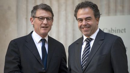 Vincent Peillon (G) et Luc Chatel (D) lors de la passation de pouvoirs au minist&egrave;re de l'Education nationale, &agrave; Paris, le 16 mai 2012. (FRED DUFOUR / AFP)