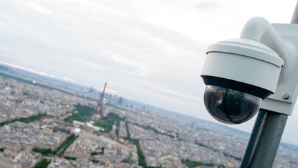 Une caméra de vidéosurveillance à Paris, le 4 juin 2024. (STEPHANE MOUCHMOUCHE / HANS LUCAS / AFP)