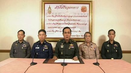 Le chef de l'arm&eacute;e tha&iuml;landaise Prayut Chan-O-Cha, entour&eacute; de hauts grad&eacute;s, annonce &agrave; la t&eacute;l&eacute;vision un coup d'Etat en Tha&iuml;lande,&nbsp;le 22 mai 2014. (THAI TELEVISION / AFP)