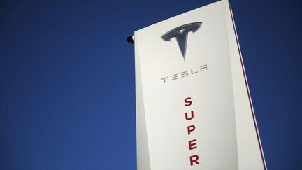 Le logo Tesla sur la signalisation d'une station de superchargeur, à Hawthorne, en Californie (Etats-Unis), le 4 janvier 2021.&nbsp; (PATRICK T. FALLON / AFP)