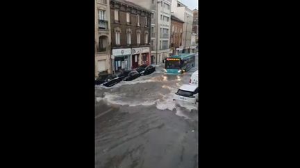 Capture d'écran d'une vidéo relayée sur le compte Twitter des sapeurs-pompiers de la Marne, montrant les dégâts causés par les intempéries dans le centre de Reims le 21 juin 2021. (Capture d'écran Twitter)