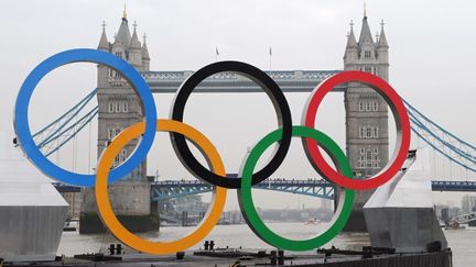 Anneaux olympiques g&eacute;ants sur la Tamise, &agrave; Londres (Royaume-Uni) le 28 f&eacute;vrier 2012. (MIGUEL MEDINA / AFP)